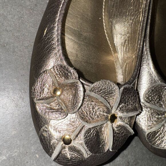 👡✨ Gianni Bini Metallic Gold Leather Flats – Size 6 ✨👡 - Picture 3 of 10